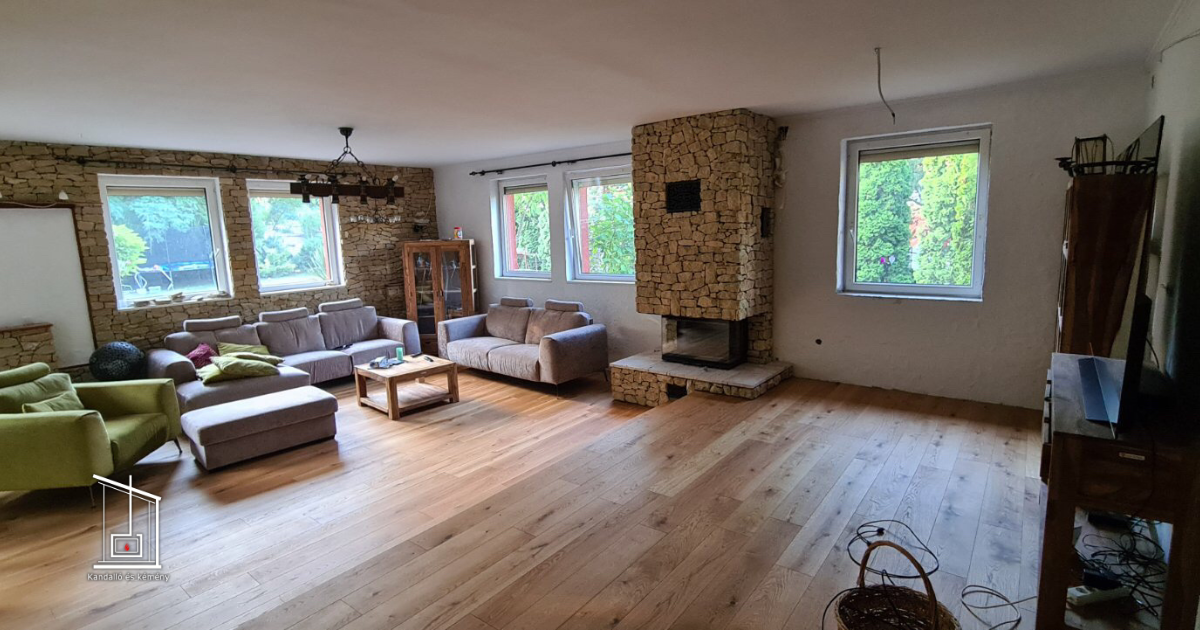 Modern letisztult nappali beépített kandallóval